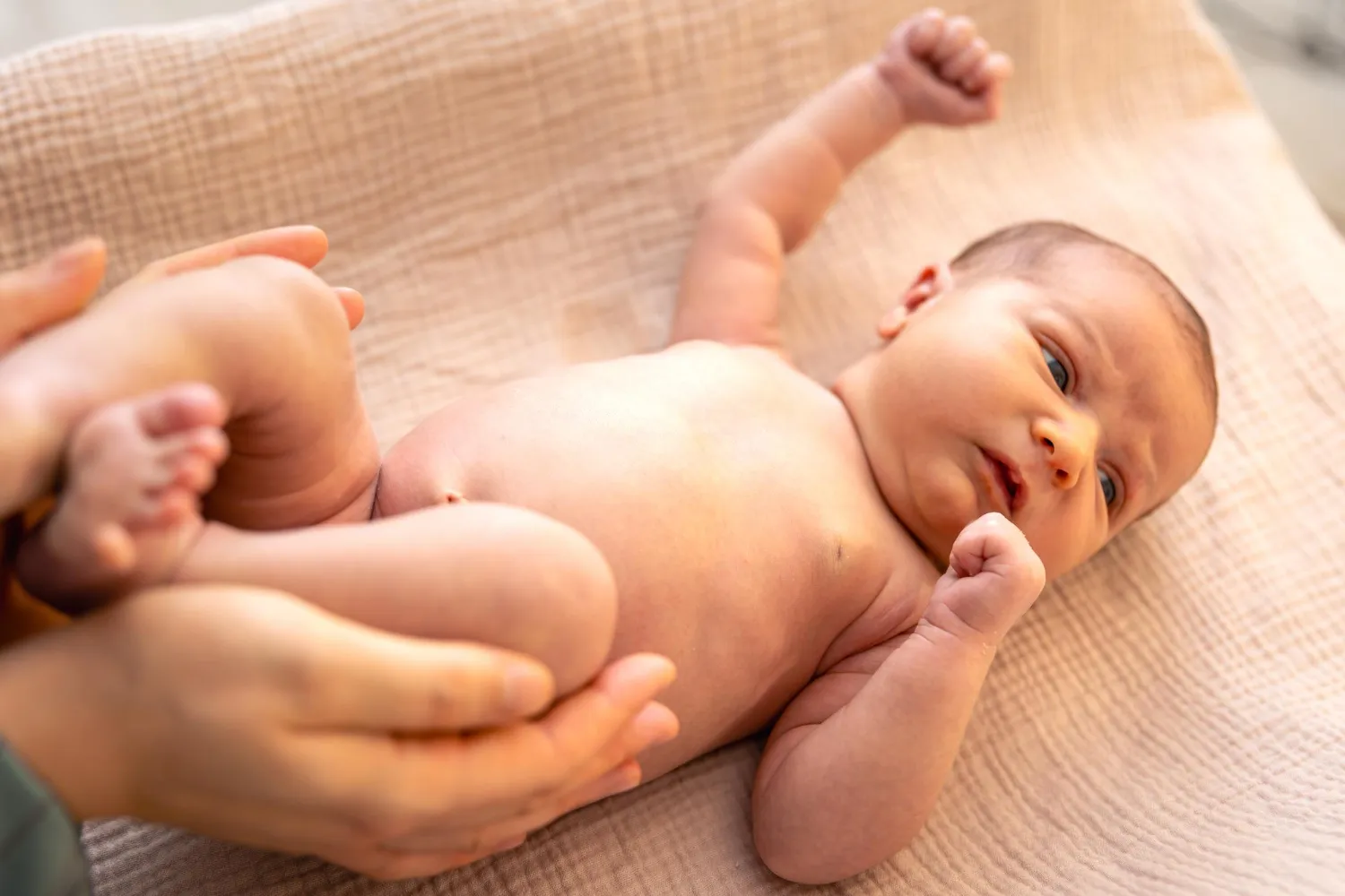 Masaż na kolkę: Jak ulżyć brzuszkowi Twojego niemowlaka?